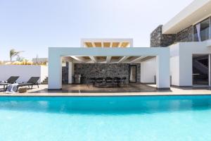 een uitzicht op een huis met een zwembad bij Rock Bay Villas - Luxury Villas in Crete in Agia Pelagia