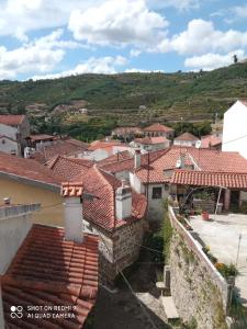 une vue aérienne sur une ville aux toits rouges dans l'établissement Casa Avô, à Avô