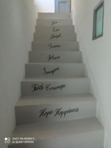 Una escalera con escritura en el costado. en Casa Avô, en Avô