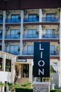 una señal de hotel frente a un edificio en Hotel Lion, en Ulcinj