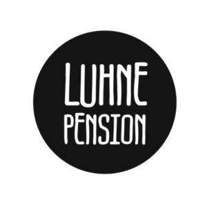 um círculo preto com as palavras permissão de cal em Luhne Boutique Pension em Luhne