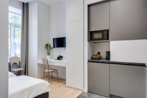 Kuchyň nebo kuchyňský kout v ubytování Centrooms Kropivnizkogo Mini-Hotel