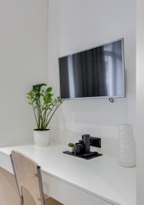 TV a/nebo společenská místnost v ubytování Centrooms Kropivnizkogo Mini-Hotel