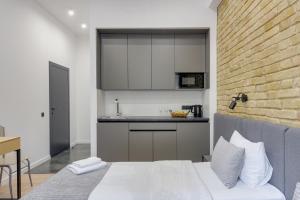 Kuchyň nebo kuchyňský kout v ubytování Centrooms Kropivnizkogo Mini-Hotel