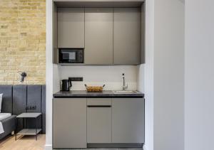 Kuchyň nebo kuchyňský kout v ubytování Centrooms Kropivnizkogo Mini-Hotel