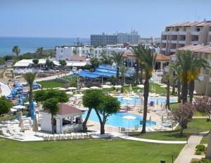 נוף של הבריכה ב-MyroAndrou Beach Hotel Apartments או בסביבה