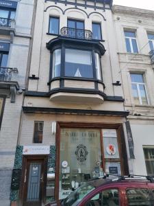 um edifício com uma janela em cima em Brugmann Loft Apartment em Bruxelas