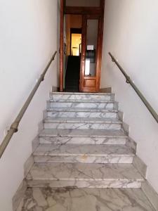 escalera con escalones de piedra y puerta de madera en Brugmann Loft Apartment, en Bruselas