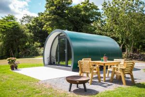 Kinelarty Luxury Glamping Pods Downpatrick外面的花园