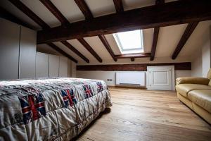 a bedroom with a bed and a couch at Appartamento Palazzo Bocchi in Bologna