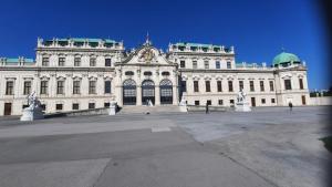 un gran edificio blanco con una cúpula verde en Belle Vienna Stay en Viena
