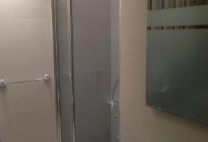 eine Dusche mit Glastür im Badezimmer in der Unterkunft A modern villa with a large solari in Rojales + 14 Fotos