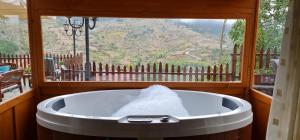 Uma vista geral da montanha ou uma vista da montanha a partir do hotel