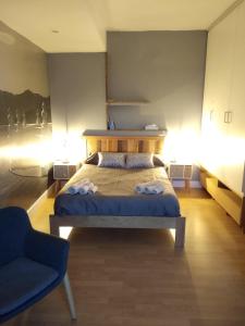 um quarto com uma cama e uma cadeira em SARAKATUA15 vistas espectaculares - familias y parejas - 2 dormitorios independientes - amplio salón cocina comedor - tarjeta parking OTA GRATIS zona azul y residentes - Estancia mínima 2 noches - julio y agosto de domingo a domingo 7 noches - em Zarautz