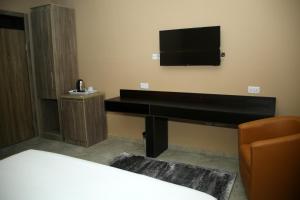 Televisyen dan/atau pusat hiburan di Hotel Capitol