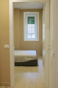 1 dormitorio con cama y ventana en Portello Double Rooms Flat - 3 people, en Milán