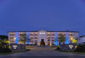コルスヴァントにあるDorint Resort Baltic Hills Usedomの夜のホテル