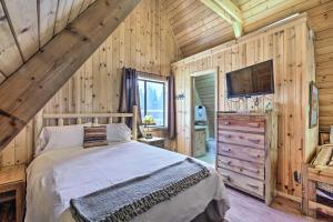 Кровать или кровати в номере Ski-In and Ski-Out Red River Cabin with Mtn Views!