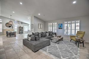 Et opholdsområde på Upscale Home with Pool Less Than 5 Mi to TPC Scottsdale!