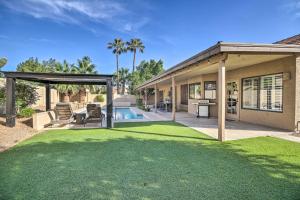 podwórko z basenem i domem w obiekcie Upscale Home with Pool Less Than 5 Mi to TPC Scottsdale! w mieście Phoenix