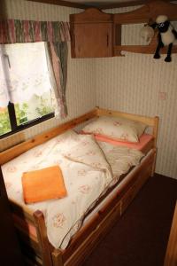 Mobilní domek Boskovice tesisinde bir odada yatak veya yataklar
