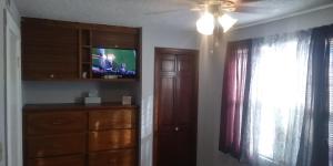 TV a/nebo společenská místnost v ubytování 3-Br 2-Bath Family-Friendly Home -10 Min to Tulsa