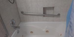 Koupelna v ubytování 3-Br 2-Bath Family-Friendly Home -10 Min to Tulsa