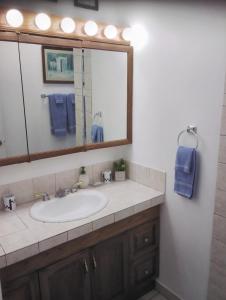 Vonios kambarys apgyvendinimo įstaigoje 3-Br 2-Bath Family-Friendly Home -10 Min to Tulsa