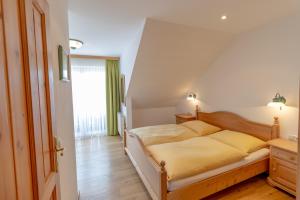 Un dormitorio con una cama con sábanas amarillas. en Gasthof-Pension Riedl, en Vöcklamarkt