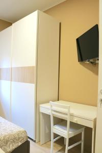 1 dormitorio con escritorio y TV en la pared en Portello Double Rooms Flat - 3 people, en Milán