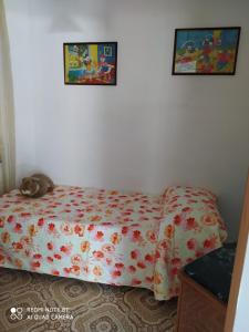 um quarto com uma cama e duas fotografias na parede em La Locandiera em Sersale