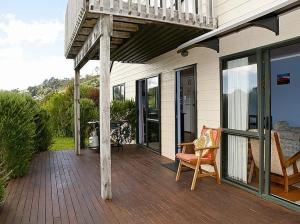ระเบียงหรือลานระเบียงของ Rosemary Cottage - Hahei Holiday Home