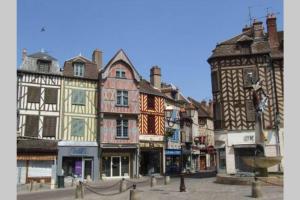 un grupo de edificios en una calle de la ciudad en Studio cosy, hyper centre ville, en Auxerre