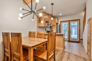 een keuken en eetkamer met een houten tafel en stoelen bij Banff Gate vacation townhouse in Canmore