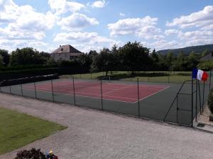 una pista de tenis con 2 pistas de tenis en Des Beaux Instants, en Soulosse-sous-Saint-Élophe