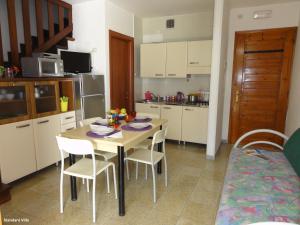 cocina con mesa y sillas en una habitación en Villa Principe, en Bibione