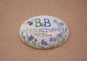 ein Schild an der Wand mit einer Biene und Blumen in der Unterkunft Bed and Breakfast Verde Azzurro in Civitanova Marche