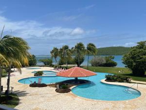una piscina del resort con vista sull'oceano di 3104 Costa Bonita Beach Condo Culebra a Culebra