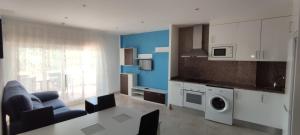 Кухня или мини-кухня в Apartamentos Cala Azul La Móra
