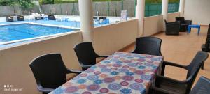 Бассейн в Apartamentos Cala Azul La Móra или поблизости