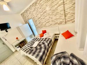 a bedroom with two beds and a tv in it at Hotel Centenário in Juiz de Fora