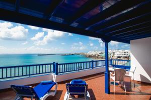 einen Balkon mit Stühlen und Meerblick in der Unterkunft Blancazul Mingo Alto in Playa Blanca