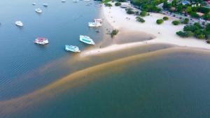 una vista aérea de una playa con barcos en el agua en Alter do Chão Casa de praia nobre com Wifi en Alter do Chao