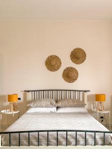 ein Schlafzimmer mit einem Bett mit zwei Lampen an der Wand in der Unterkunft Villa La Serenata di Pietro in Taranto