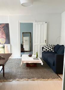 sala de estar con sofá azul y mesa en Hygge Living - Heart of Copenhagen, en Copenhague