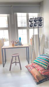 una habitación con una mesa con un tambor junto a un taburete en Hygge Living - Heart of Copenhagen, en Copenhague
