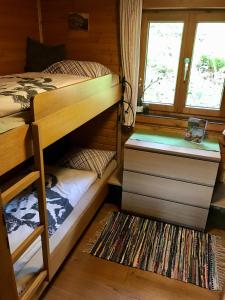 sypialnia z dwoma łóżkami piętrowymi i oknem w obiekcie Wasserfallhütte Saalbach w Saalbach Hinterglemm
