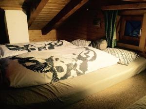 łóżko z końskim wzorem w pokoju w obiekcie Wasserfallhütte Saalbach w Saalbach Hinterglemm