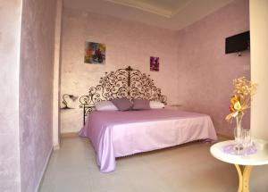 sypialnia z łóżkiem z metalowym zagłówkiem w obiekcie Apta Mihi B&B w mieście Vico Equense