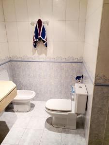 a bathroom with a toilet and a sink at LUXURY HOUSE-HERMOSA VIVIENDA LUJO-APPART DE LUXE in Madrid